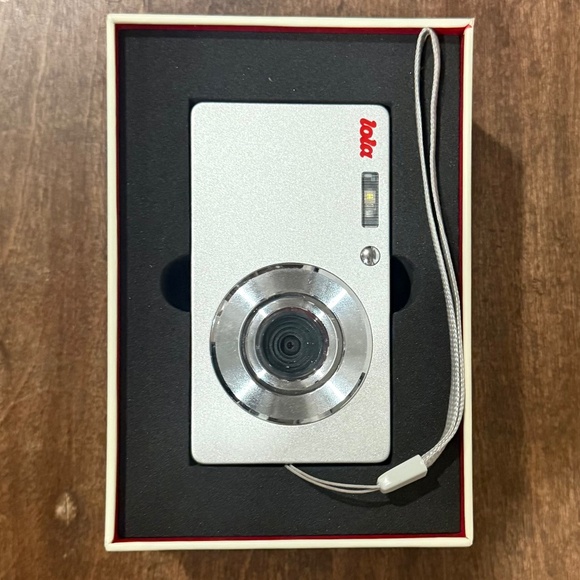 LOLA Digital Camera - Picture 1 of 2